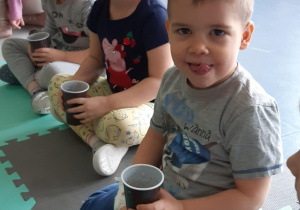 Dzieci próbują pysznych mlecznych napoi